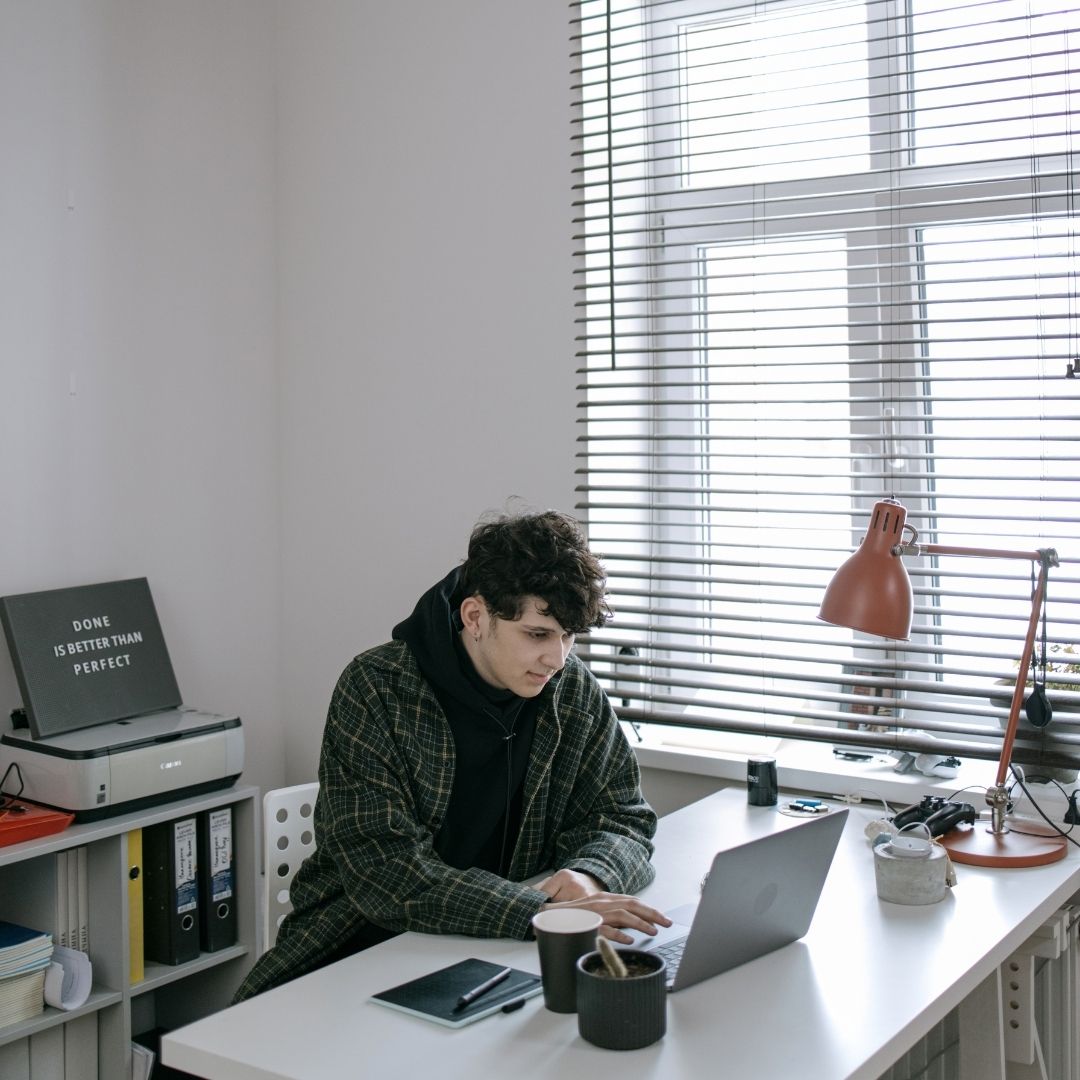 Découvrez comment certains négociateurs conservent leur autonomie tout en bénéficiant d’un cadre sécurisant et éviter l’isolement.